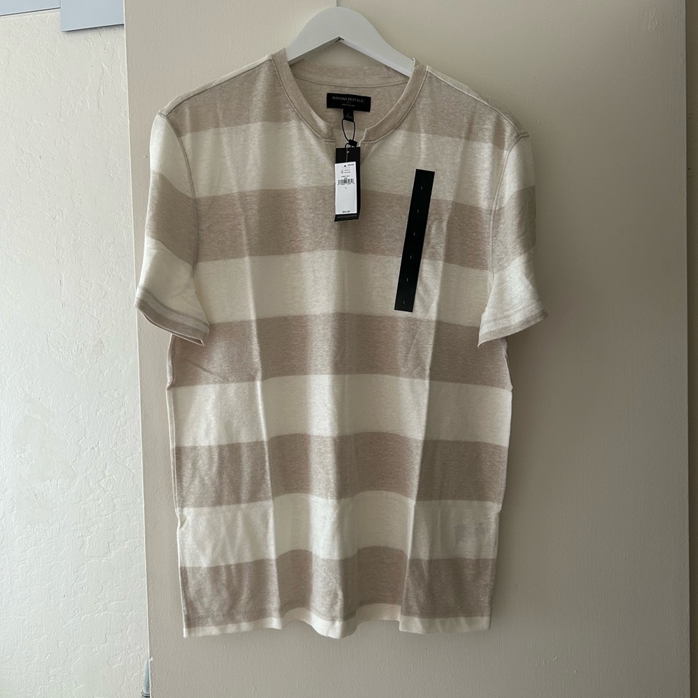 Banana Republic linen blend V neck Tshirt